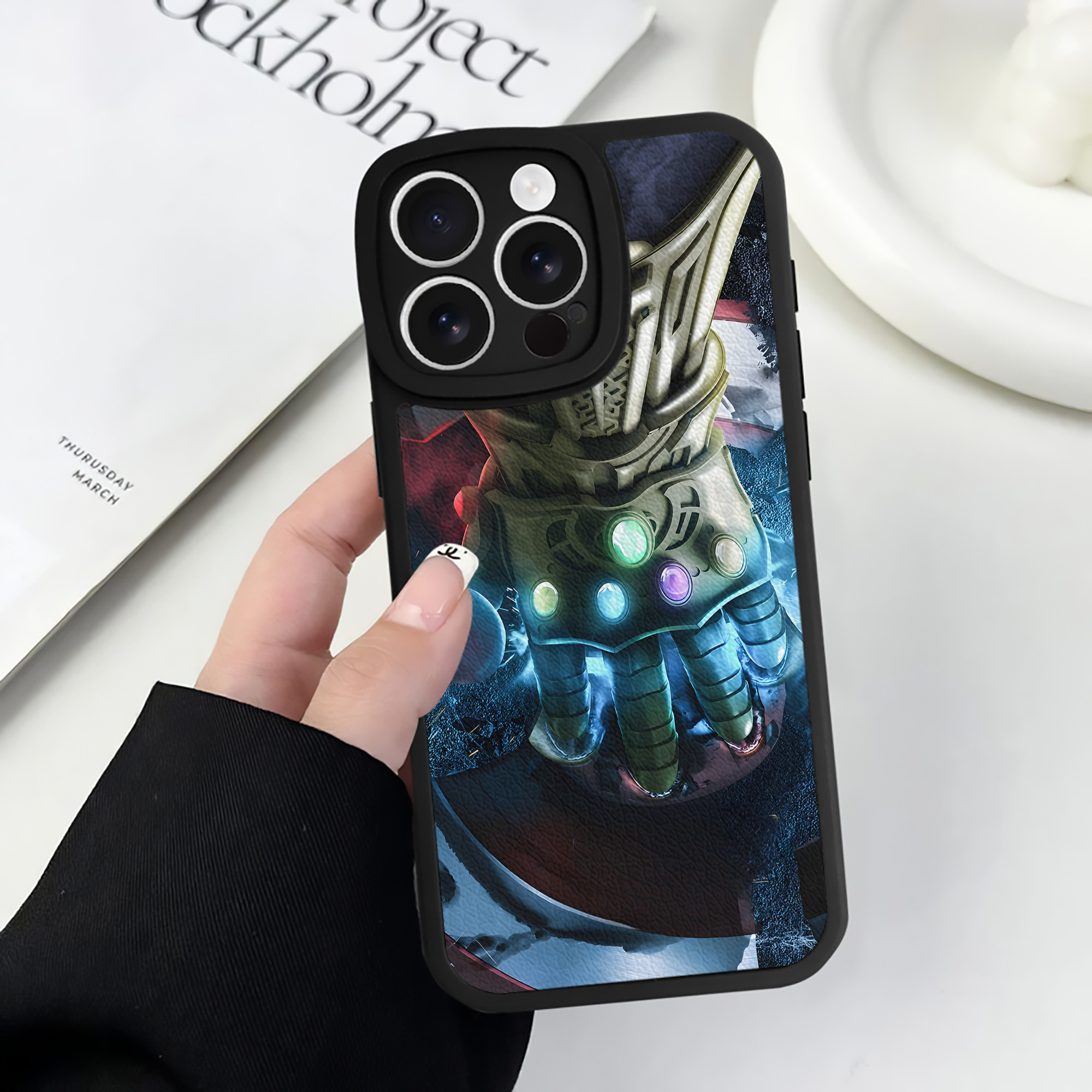 （画像用） アベンジャーズ The Avengers 【iPhone 16シリーズ対応】シリコンスマホケース（レザー調） 材質：シリコン